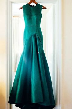 Satin Gown With Sweep Train And Mermaid Hem, Green Mermaid Evening Dress With Sweep Train, Green Mermaid Dress With Sweep Train, Fishtail Satin Evening Dress For Wedding, Elegant Green Gown With Sweetheart Neckline, Satin Mermaid Hem Gown For Banquet, Satin Mermaid Hem Gown For Banquets, Green Floor-length Mermaid Dress With Sweep Train, Bridesmaid Fishtail Dress With Sweep Train