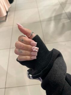 pretty pink nails Medium Length Nails Acrylic Square Pink, Shorties Nails Nude Pink, Small Pink Nails, Nude Nails Short Square, Light Pink Medium Square Nails, Simple Medium Nails, Natural Color Acrylic Nails, Medium Long Nails Square Pink, Light Pink Square Nails