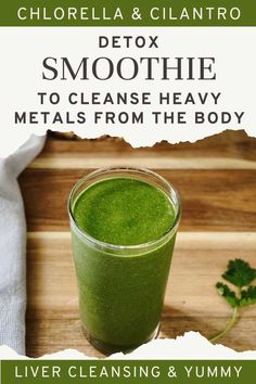 chlorella detox smoothie with cilantro in a tall glass cup on a wood table Chlorella Recipe, Green Smoothie Recipe, Smoothie Cleanse, Healthy Green Smoothies, Superfood Smoothie, The Smoothie Diet, Smoothie Diet Plans