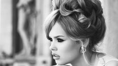 Auf der Suche nach Frisureninspiration der vergangenen Jahrzehnte? Hier zeigen wir dir die beliebtesten 60er Jahre Frisuren. 60s Hairstyles, Beach Wedding Hair Accessories, Hair Donut, 60s Hair, Pony Hairstyles, Beehive Hair, Teased Hair, Haute Hair, Hippie Hair