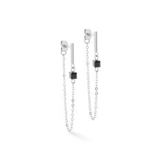 The modern "Mini Cubes & Chain" earrings in a loop design combine simple elegance with sophisticated style. These exquisite earrings are made from high-quality, silver-coloured stainless steel and stylish onyx. A fine stainless steel chain complements the design and gives the earrings a special touch.
Thanks to their timeless design, these earrings are perfect for everyday wear as well as special occasions. They can be perfectly combined with other pieces of jewellery from the COEUR DE LION