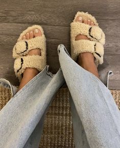 Trending Uggs, Slipper Outfit, Hot Topics Outfit, Chill Style, Birkenstock Style, Shoes 2022, Outfits Streetwear, Fancy Shoes