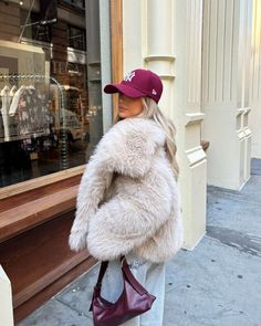 Themijara x Labu #felljacke #MustHave #trendstyle #fauxjacke London Fits, Winter Vacation Outfits, Christmas Nyc, Fall Outerwear, Faux Fur Coats, Cozy Coats, Fall Capsule Wardrobe, Fit Ideas, Winter Fits