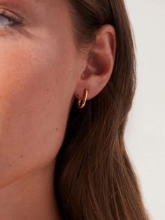 Dainty Gold Hoop Earrings, Gold Minimal Earrings, Piercings Aesthetic, Dainty Gold Earrings, Dainty Gold Jewelry, Dainty Rings, Minimal Earrings, Ear Earrings, Mini Hoop Earrings