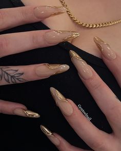 Basic Nails Almond, Gold Nails Inspiration, Nails Gold Design, Aesthetic Y2k Nails, Classy Almond Nails, Nye Nails, Golden Nails, Gold Nail Designs