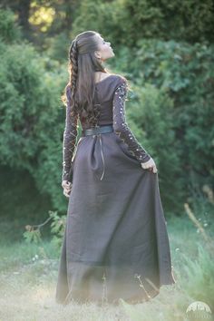 Simple Dresses Formal, Embroidered Sleeves, Fantasy Gowns, Medieval Dress, Medieval Clothing, Fairytale Dress, Viking Age, Medieval Fashion, Fantasy Dress