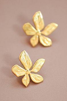 As an expert in the jewelry industry, I recommend these hypoallergenic and waterproof flower stud earrings. Measuring at approximately 0.7" x 0.7", they are perfect for any occasion and will remain fade-resistant and tarnish-free, ensuring long-lasting beauty. A must-have for any jewelry collection. Hypoallergenic Flower-shaped Earrings For Anniversary, Flower Shaped Tarnish Resistant Earrings For Gift, Adjustable Gold Flower Earrings, Hypoallergenic Flower Shaped Earrings For Anniversary, Gold Hypoallergenic Flower Earrings, Hypoallergenic Gold Flower Earrings, Yellow Gold Flower Clip-on Earrings For Gift, Yellow Gold Flower Clip-on Earrings As Gift, Hypoallergenic Rose Gold Flower Earrings