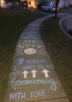 the sidewalk has been decorated with chalk and writing on it, which reads 7 reasons i want to go renooming with you