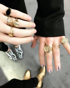 10 French Girl Jewelry Pieces (and How to Style Them) – Ring Concierge French Girl Jewelry, Style Parisian Chic, Parisian Jewelry, Ring Concierge, Gold Rings Simple, St Benedict, Medallion Necklace, Jewelry Style