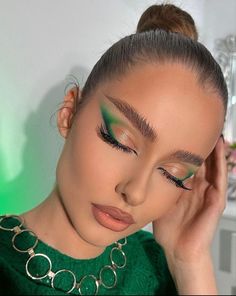 Makeup Verde, Day Makeup Looks, Green Makeup, Glamorous Makeup, Green Eyeshadow, Edgy Makeup, Makeup Eye Looks