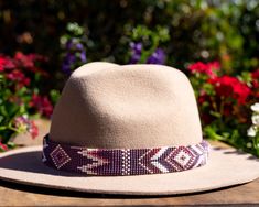 Native Patterns, Loom Hats, Navajo Pattern, Beaded Hat Bands, Bead Creations, Beaded Dog Collar, Hat Bands, Beaded Hat, Chapeau Cowboy