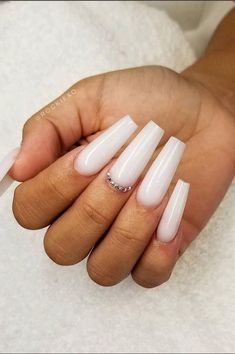 The white nails look very clean and impressive. White nails are a classic choice, adding a touch of refinement to your style. Here, we have sorted out our favorite white coffin nail design list, so that you have enough nail creativity. Pale Pink Nails, White Coffin Nails, Light Pink Nails, White Acrylic Nails, White Nail Designs, Simple Nail Designs, Coffin Nails Designs, Cute Nail Designs