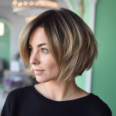 Angled Bob with Chunky Layers Bob Hairstyles Brunette, Short Layered Hair, Layered Haircut Ideas, Chunky Layers, Hairstyles Brunette, 2024 Hairstyles, Brunette Hair With Highlights, Corte Bob, Shorter Hair