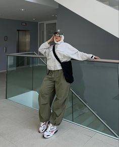 Cargo Pants Outfit Aesthetic, Streetwear Hijab, Army Pants Outfit, Hijabi Streetwear, Parachute Pants Outfit, Weird Photos