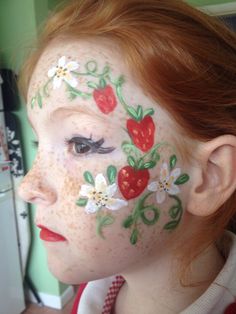 Strawberry a Strawberry Face Paint, Festival Face Paint, Face Painting Tips, Christmas Face Painting, Girl Face Painting, Creepy Halloween Makeup, Festival Face, Summer Camp Crafts