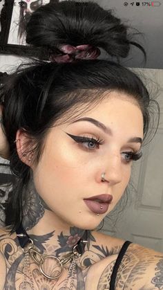 Alternative Piercings Face, Biker Girl Makeup, Tattoo Makeup Look, Gangsta Girl Style, Punk Makeup, Bra Image, Retro Makeup, Alternative Makeup, Eyebrow Piercing