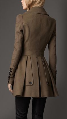 Burberry fitted wool cashmere pea coat. Excellent. Detail Couture, Fall Fashion Coats, Tailoring Techniques, Dress Coat, Coat Patterns, Feminine Silhouette, Brown Coat, 가을 패션, Pea Coat