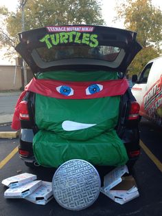 the trunk of a car decorated to look like a turtle from teenage mutant ninja turtles