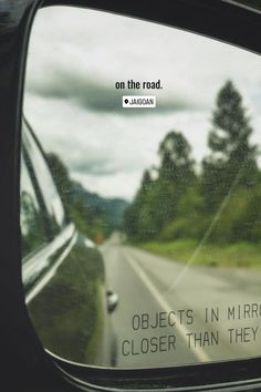 Road Trip | Ideas Instagram Story | Travel | Car Rear View Mirror Car Travel Photography, Car Snapchat Stories Caption, Road Trip Photography Car, Road Trip Instagram Post Ideas, Car Story Instagram Ideas, Work Trip Captions, Travel By Car Aesthetic, Road Trip Story Ideas, Instagram Trip Story Ideas