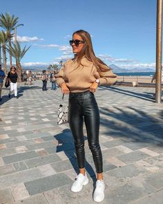 Vinter Mode Outfits, Simple Winter Outfits, Leather Pants Outfit, Black Leather Pants, Cute Winter Outfits, Fall Fashion Outfits, Casual Fall Outfits, Look Casual