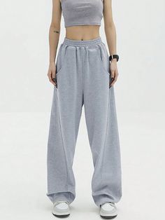 Grey Sweatpants Outfit Korean Style, Sweatshirt And Sweatpants Aesthetic, Cute Baggy Sweatpants, Loose Fit Sweatpants, Sweatpants No Cuff, Gray Sweatpants Women, Wide Leg Grey Sweatpants, Grey Sweatpants Women Outfit, Baggy Wide-leg Leisure Bottoms