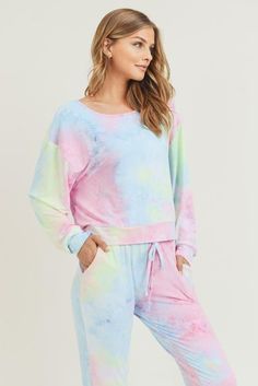 This dreamy tie-dye long sleeve top is perfect for your online meetings, running errands, or even just chillin around the house! You'll be daydreaming in this comfy fit no matter the occasion. Tie Dye Loungewear, Tie Dye Long Sleeve, Loungewear Set, Tie Dye Print, Trendy Colors, Comfy Fits, Tie Dye Top, Running Errands, Long Sleeve Top