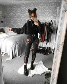 Rock the stage with these fierce women's concert outfit ideas! From edgy leather
 jackets to statement band tees, we've got you covered Perfect Winter Outfit, Look Grunge, Instagram Baddie, Stil Boho, Look Rock, Grunge Look, Pinterest Outfits, Teenager Outfits