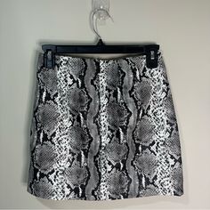 Nwt Snake Skin Print Mini Skirt Size Small Forever 21 Snake Skin Mini Skirt - Size Small - Lined Underneath - Zipper On Back - New With Tags #Snakeskin #Miniskirt #Snake #Skirt Cute Mini Skirt, Snake Skin Pattern, Faux Leather Skirt, White Skirts, Retro Dress, Red Sweaters, Printed Skirts, Snake Print, Skirt Leather