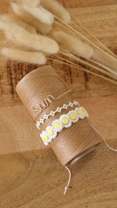 bracelet en macramé blanc en forme de marguerites avec des perles lettres jaunes Beads Tutorial, Micro Macramé, Jewelry Beads, Come Back, Napkin Rings, Wrap Bracelet, Friendship Bracelets, Alphabet, Bracelet