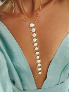 Pearl Body Chain, Jóias Body Chains, Body Chains, Makijaż Smokey Eye, Body Chain Jewelry, Mode Inspiration, Chains Jewelry, Body Jewelry, Jewelry Inspiration