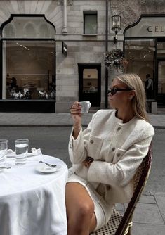 French Street Style Spring 2023, Winter Coffee Date Outfit, Calle Aesthetic, Old Money Winter, Casual Holiday Outfits, Chique Outfits, Looks Chic