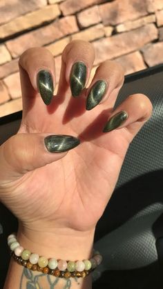 Green Cat Eye Acrylic Nails, Dark Green Nails Cat Eye, Emerald Cat Eye Nails, Cat Eye Nails Ideas, Cat Eye Nails Black, Christmas Cat Eye Nails, Yule Nails, Green Cat Eye Nails, Cateyes Nails