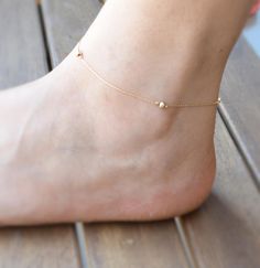 "Dainty Anklet,anklet gold,gold bead anklet,Gold Filled anklet,Minimalist anklet,gold ankle bracelet,Gold chain anklet,delicate gold anklet Length - 9\" + 1.5\" adjustable chain extender. Made from 14k gold filled . If you would like this chain altered, please convo me . All my jewelry are packed in an elegant gift box. If you want to give it as a gift you can specify the address and I'll be happy to send it on your behalf. To see more, please visit my shop at : http://www.etsy.com/shop/amitvtam Korean Jwellery, Gold Chain Anklet, Minimalist Anklet, Ankle Bracelets Gold, Bff Rings, Silver Anklets Designs, Hand Jewelry Rings, Dainty Anklet, Bead Anklet