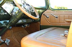 the interior of an old car is clean and ready to be used as a seat