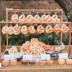 17 Backyard BBQ Wedding Ideas to Spice Up Your Celebration Fun Wedding Food, Unique Wedding Food, Midnight Wedding, Party Food Bars, Pretzel Bars, Wedding Food Stations, Wedding Snacks, Food Bar