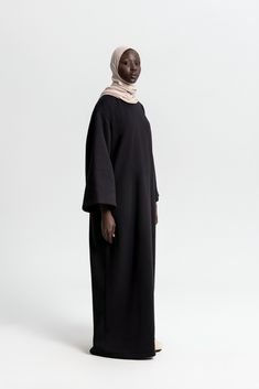 Cette robe signature Yumna est incroyablement douce. Le tissu doux et polaire vous tiendra chaud en période de grand froid. La coupe oversize permet d’être élégante et stylée en toutes modesty. Elle dispose de poche discrète pour le coté pratique. Une pièce tendance et minimaliste que vous pourrez accessoiriser facilement. Hijab Simple, Comfy Dress, Your Values, Comfy Dresses, Lookbook, How To Wear, Quick Saves