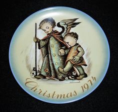 a christmas plate with an image of two children holding a sceptacle and the words, christmas 1014