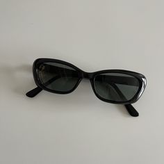 These square sunglasses are your everyday classic. Featuring a black frame with smoke glass lens. This style is unisex. True genuine vintage sunglasses from the 90s.  - 400 uv  Measurements:  Frame width: 138mm Lens Height: 31mm  Lens Width: 50mm  Bridge: 18mm  Arm temple: 140mm - new vintage from the 90s - includes sunglasses pouch Vintage Black Sunglasses With Tinted Lenses, Retro Black Cat Eye Sunglasses With Tinted Lenses, Vintage Black Sunglasses With Mirrored Lenses, Vintage Black Sunglasses For Summer, Vintage Black Rectangular Sunglasses, Retro Black Sunglasses With Mirrored Lenses, Retro Black Sunglasses With Gradient Lenses, Retro Black Sunglasses With Uva Protection, Black Retro Sunglasses With Gradient Lenses