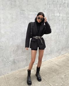 Bikers Outfit, Cycling Shorts Outfit, Biker Shorts Outfit, Chique Outfits, Monochrome Fashion, Black Outfits, Looks Black, Mode Inspo, Blazer Outfits