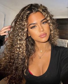 #fashion #model #lifestyle #instagram #influencer Curly Hair With Blonde Highlights, Short Natural Curls, Hair With Blonde Highlights, Hair Color Streaks, Bangs With Medium Hair, Colored Curly Hair, Dyed Natural Hair