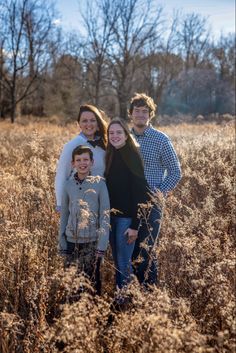 Mom With Adult Children Poses, Mom With Older Kids Photoshoot, Family Christmas Pictures Older Kids, Family Photoshoot Single Mom, Single Parent Photoshoot, Family Posing Ideas With Older Kids, Single Mom Photoshoot With Kids, Mom And Older Kids Photoshoot, Single Mom Family Pictures Older Kids