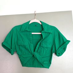 Nwot Safari Style Cropped Shirt With Pockets, Xs Green V-neck Top With Pockets, Green V-neck Tops With Pockets, Green Cropped Cotton Shirt, Green Cropped Cotton Blouse, Green Cotton Cropped Shirt, Casual Green Crop Top Blouse, Linen Crops, Safari Style, Cropped Shirt