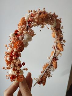 Couronne de fleurs Céleste Une couronne de fleurs naturelles fraîche et vitaminée, déclinée dans les teintes rouge, rose et pêche, avec des touches de blanc. On l'imagine à merveille ornant les coiffures d'une ribambelle de témoins, ou pour habiller une jolie robe rouge, bleu marine ou encore dorée. Fermée par un ruban blanc à l'arrière pour l'ajuster à votre tour de tête. À conserver à l’abri de l'humidité dans la boîte et le papier de soie fournis, vous pourrez le garder ainsi des dizaines d'a Future Wedding Plans, Samhain, Flower Hair, Art Tips, Flower Crown, Flowers In Hair, Future Wedding, Brazil, Wedding Planning