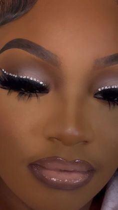 Prom Eyes, Maquillage Yeux Cut Crease, Birthday Makeup Looks, Face Beat Makeup, Glitter Makeup Looks, Prom Eye Makeup, Soft Makeup Looks, Prom Makeup Looks, Makeup For Black Skin