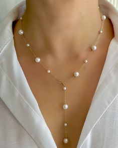 Introducing our Mini Chain Stainless Steel Pearl collection, where contemporary design meets timeless elegance. Each piece features lustrous pearls delicately set against durable stainless steel, offering a blend of sophistication and durability. Perfect for everyday wear or special occasions, these accessories add a touch of understated luxury to any ensemble.    #StainlessSteelJewelry #PearlAccents #MinimalistStyle  #EverydayElegance  #SophisticatedDesign  #TimelessBeauty #FashionAccessories Modern Pearl Necklace Design, Fancy Jewelry Necklace, Diy Collier, Pearl Necklace Designs, Pearl Necklace Wedding, Beaded Necklace Diy