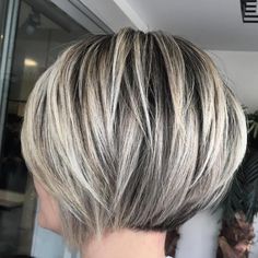 Kort Bob, Pixie Haircut Ideas, Κούρεμα Bob, Grey Highlights, Bob Hairstyles For Thick, Ash Blonde Hair, Gray Hair Highlights, Short Hairstyles For Thick Hair, Penteado Cabelo Curto