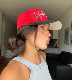 17 Hairstyle Ideas with a Baseball Cap for Long Straight and Wavy Hair Braids Baseball Cap Hair, Summer Outfits Baseball Cap, Summer Hairstyles With Hat, Hairstyle For Baseball Cap, Baseball Cap Hairstyles Long Hair, Long Hair Baseball Cap Style, Baseball Mom Hairstyles, Baseball Cap Hairstyles Long