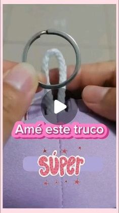 someone is holding a ring with the word super in spanish and there is also a video about how to use it