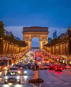 cars are driving down the street in front of the arc de trioe triumph gate