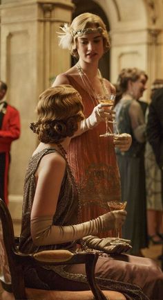 Estilo Charleston, 20s Aesthetic, Gatsby Party Outfit, Look Gatsby, 1920s Aesthetic, Downton Abbey Costumes, 1920s Glamour, Style Année 20, Drag Make-up